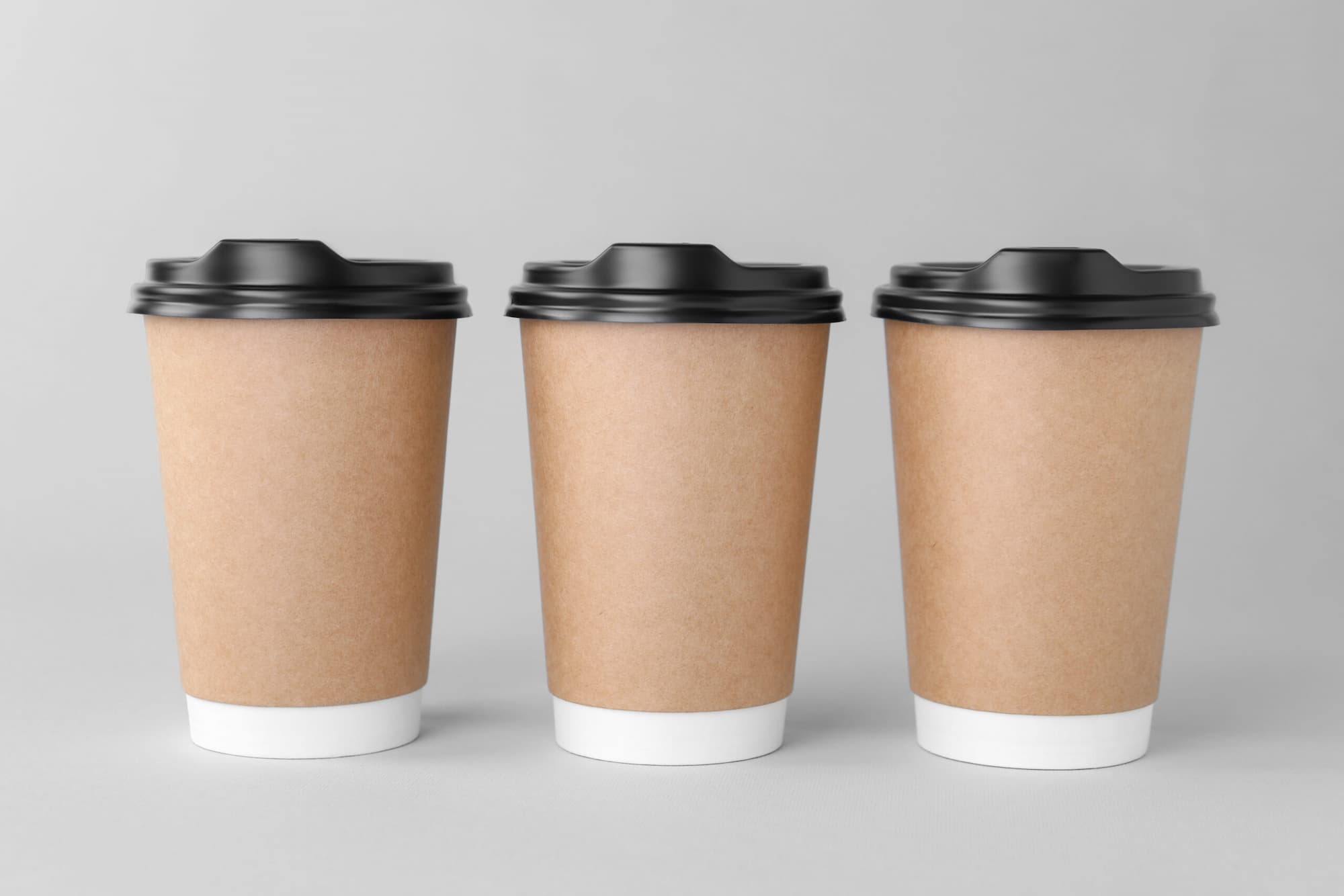 Kaffebæger med låg og dobbeltvæggede papkrus til lange kaffepauser